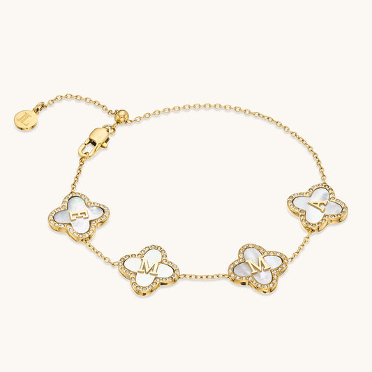 Armband med klövermotiv och pavéinfattade stenar – med eget namn